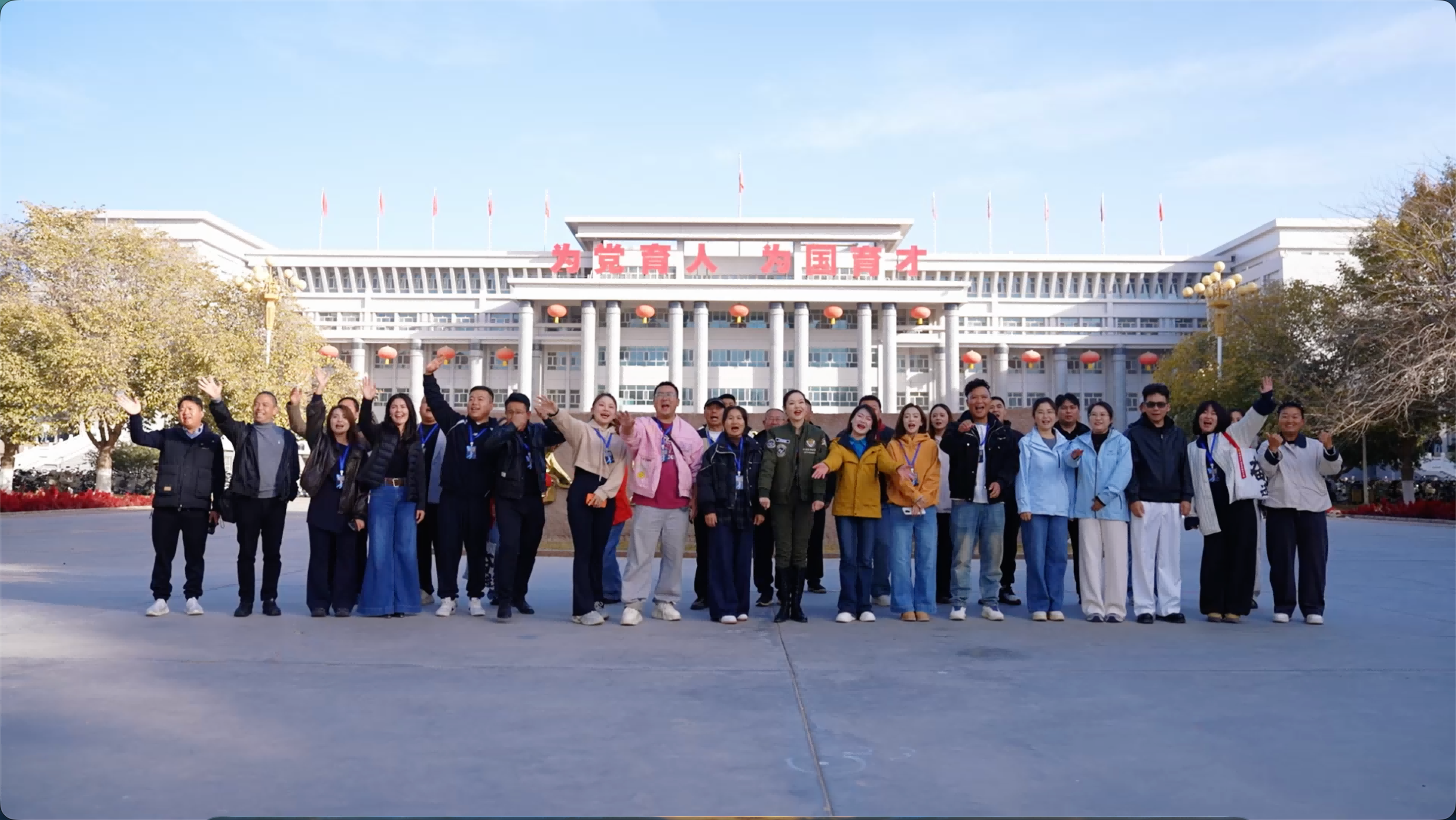 网络达人们在塔里木大学合影留念。图片来源于兵团总共会.png