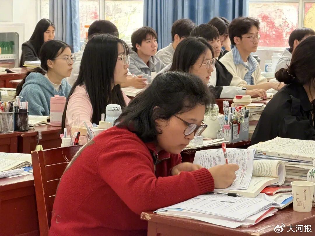 秦小佩正在学习。刘佳琳/摄