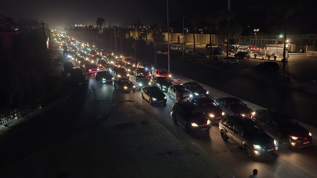 当地时间2026年4月18日，黎巴嫩西顿，停火后返回家园的平民因安全风险再次逃离，转移途中出现严重交通堵塞。视觉中国 图