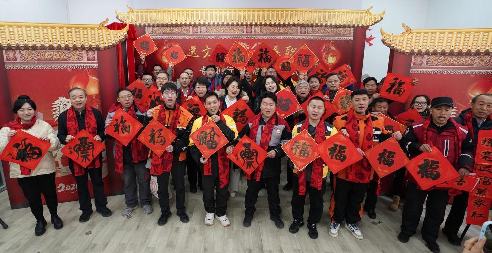 △2026年2月6日，北京朝阳区一骑士驿站，新就业形态劳动者与家属一起合影留念。