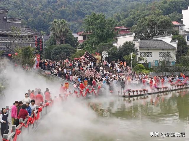 上冯古村游人如织