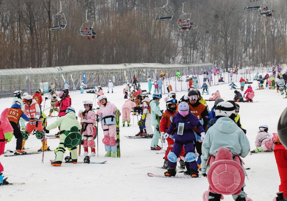 2月22日，滑雪爱好者在黑龙江省亚布力滑雪旅游度假区滑雪。 新华社发（曾东摄）
