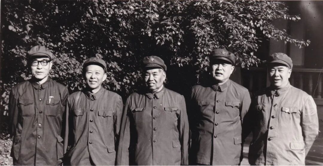 李德生（右二）任沈阳军区司令员时与许世友（中）等合影