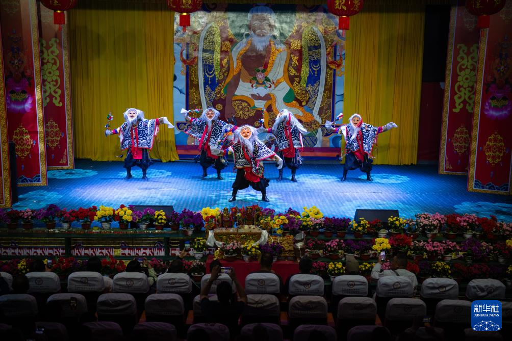游客在山南市乃东区扎西曲登社区观看藏戏表演(2024年6月24日摄)。新华社发(旦增努布 摄)