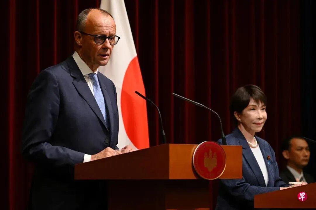 德国总理默茨（左）和日本首相高市早苗星期三（10月28日）会晤后，在东京出席联合记者会。（法新社）