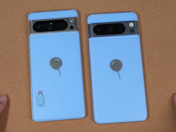 谷歌Pixel 8 Pro(左)