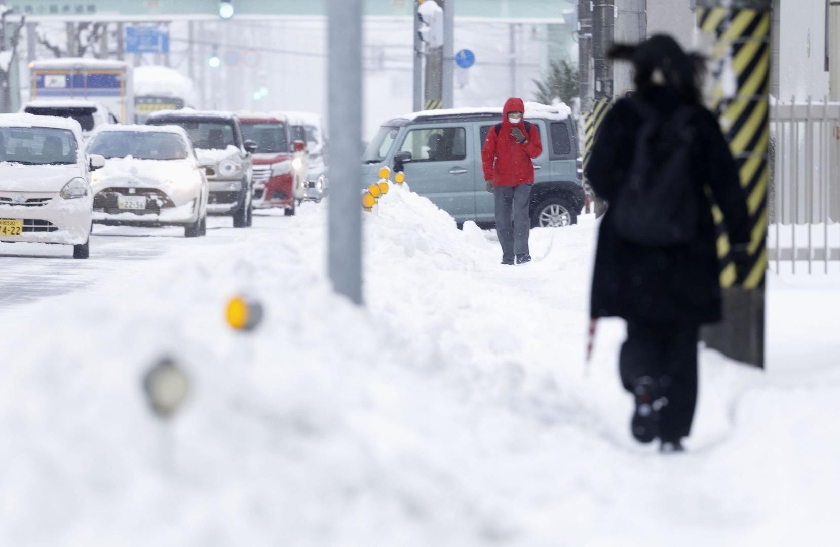 ▲当地时间2026年1月22日,日本新潟县柏崎市,行人走在积雪覆盖的道路上 图据 ICphoto