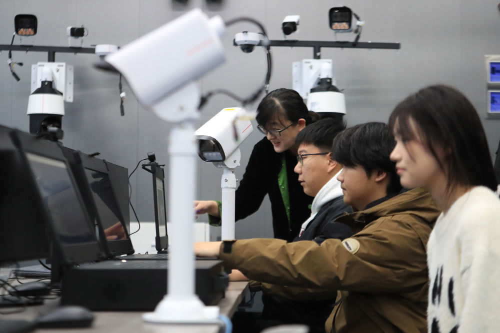 2024年11月22日,沈阳工学院通信工程专业学生进行华为昇腾人工智能目标检测功能实训。近年来,沈阳以产业需求为导向,促进技术院校与知名企业共建高水平新型工业化实践教学中心,构建校企协同合作推进产教深度融合。校企双方发挥各自优势,共同制定人才培养方案、建设课程体系,着力培养满足产业转型升级要求的高素质应用型人才,促进学生高质量就业。