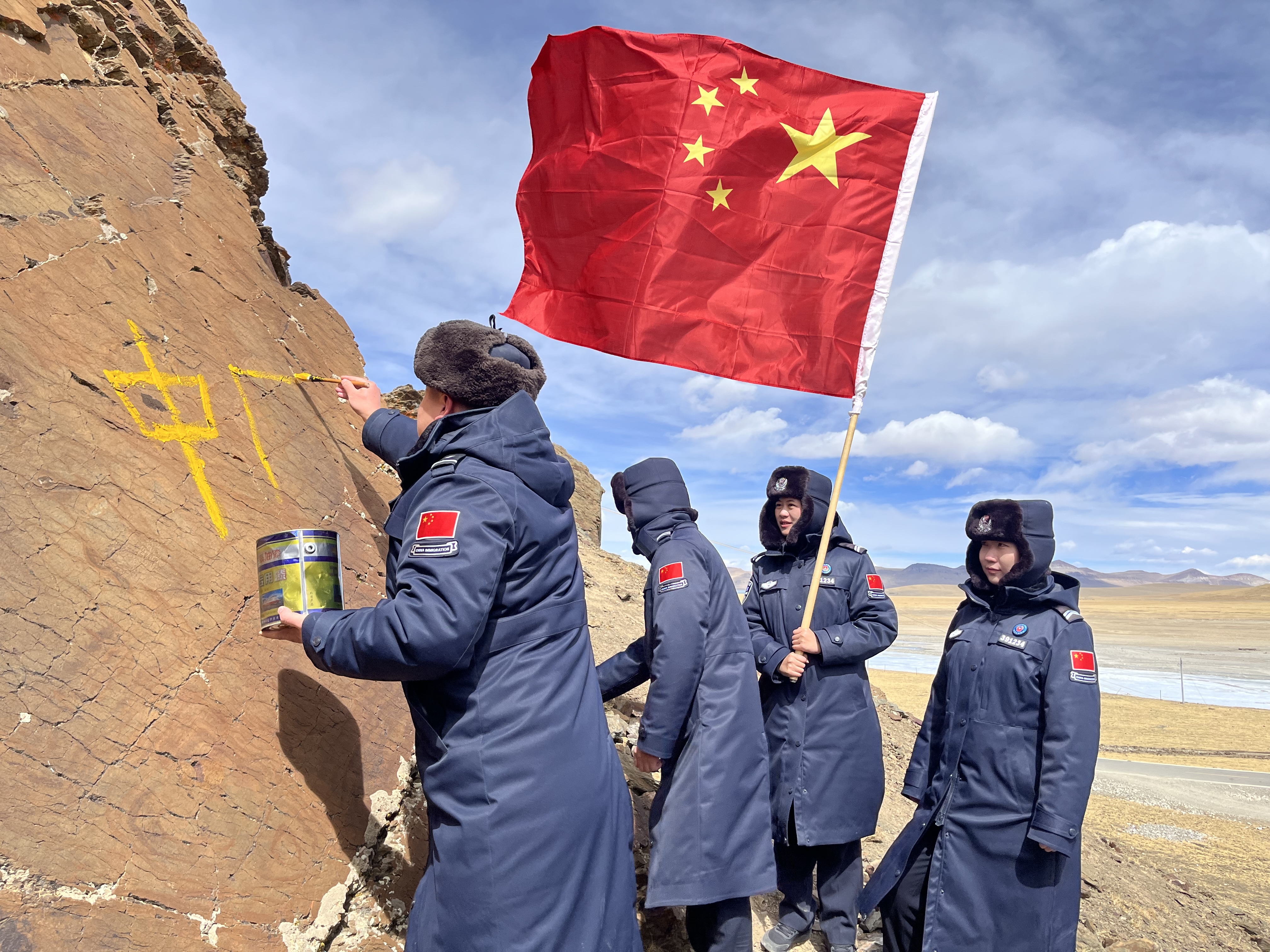 普玛江塘边境派出所民警在辖区巡逻途中描绘“中国”字样