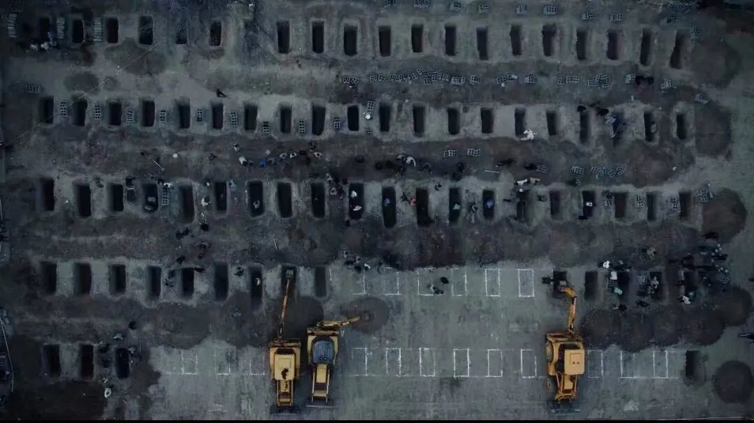 埋葬美以联合轰炸小学中丧生的160多名无辜年轻女孩的墓穴。