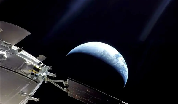 罕见一景！阿尔忒弥斯二号飞船拍到新月形地球