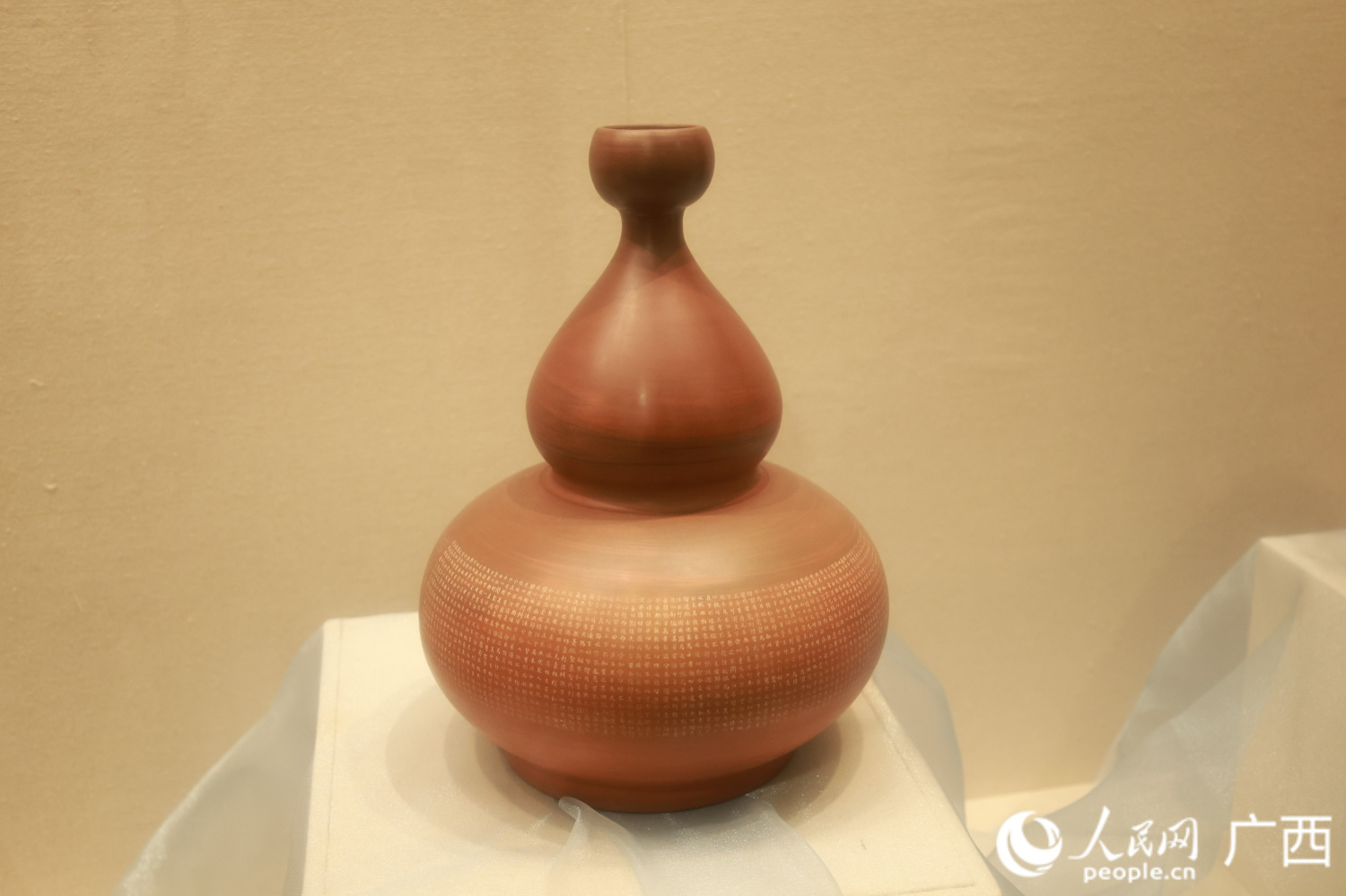 坭兴陶作品“一辈子福禄”。人民网 韦欢摄