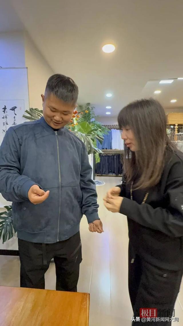 王书明试穿新衣服
