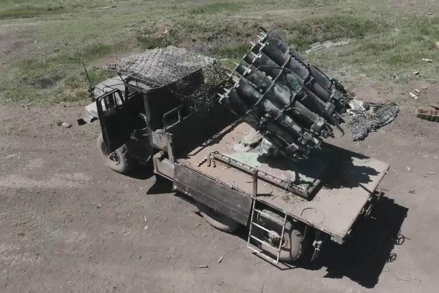 【车载RBU-6000反潜火箭发射装置】