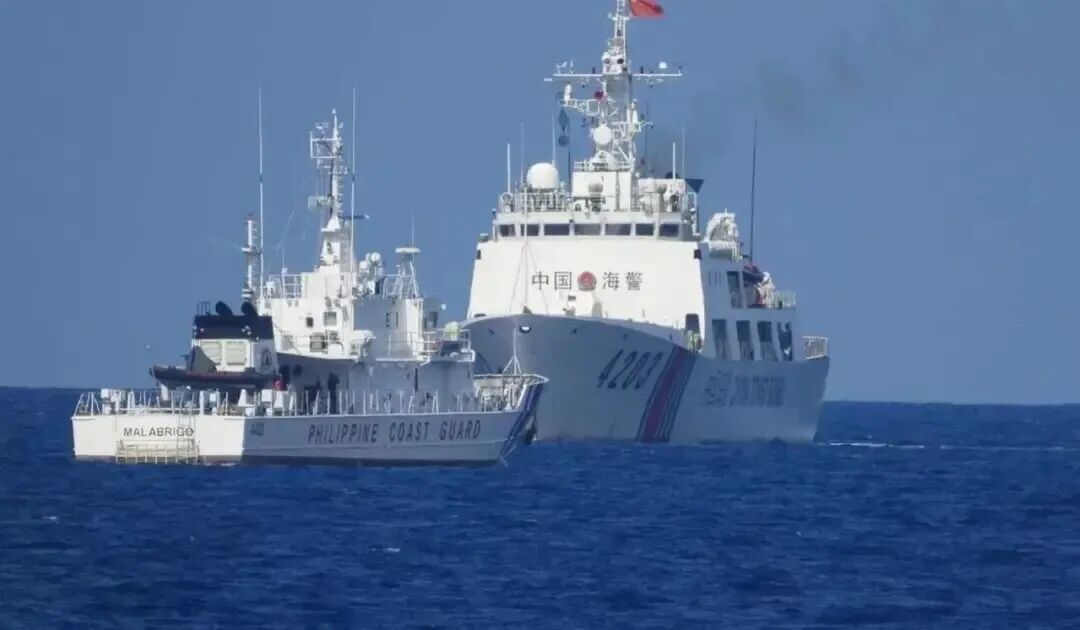 ▲中国海警船使用高压水枪驱逐非法闯入的菲律宾船只（图源：环球时报）