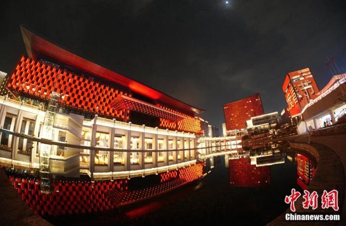 夜色中的雄安建筑。王红卫 摄