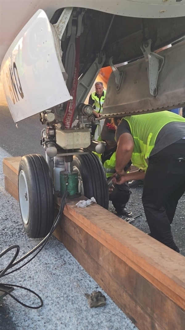 一波音737客机硬着陆!前轮被弹飞 起落架插入机场跑道