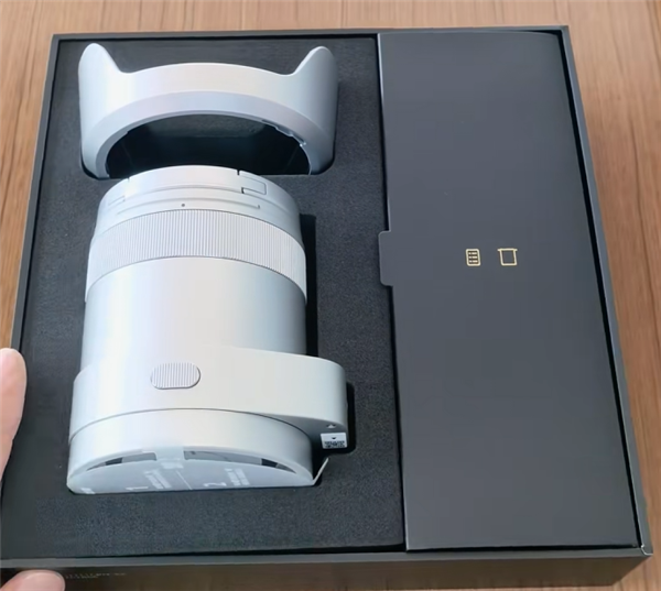 华为Mate 90 RS非凡大师真机上手:亮面钛金属+拼接背板!镜头直连巨炮