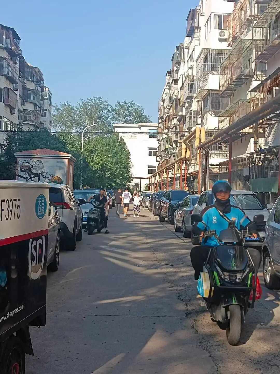 天津一个小区里的奶奶目送缪睫 | 受访者供图