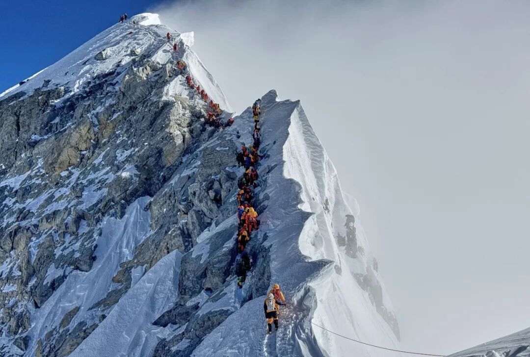 2025年5月18日,登山者在珠峰峰顶附近排队
