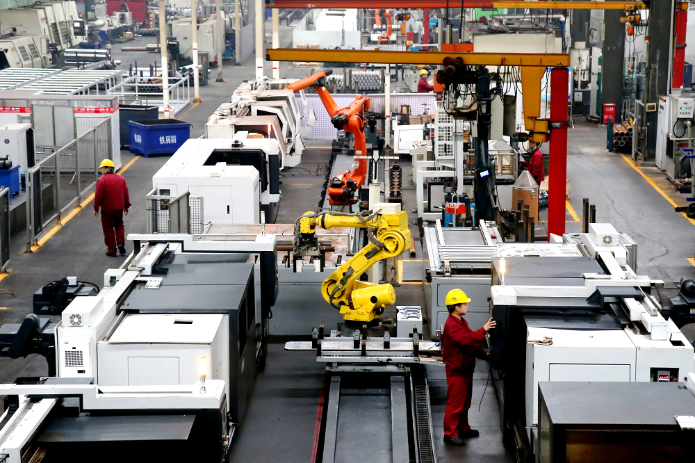 湖北佳恒科技股份有限公司工人和机器人在生产线上作业。 新华社发（曹忠宏摄）