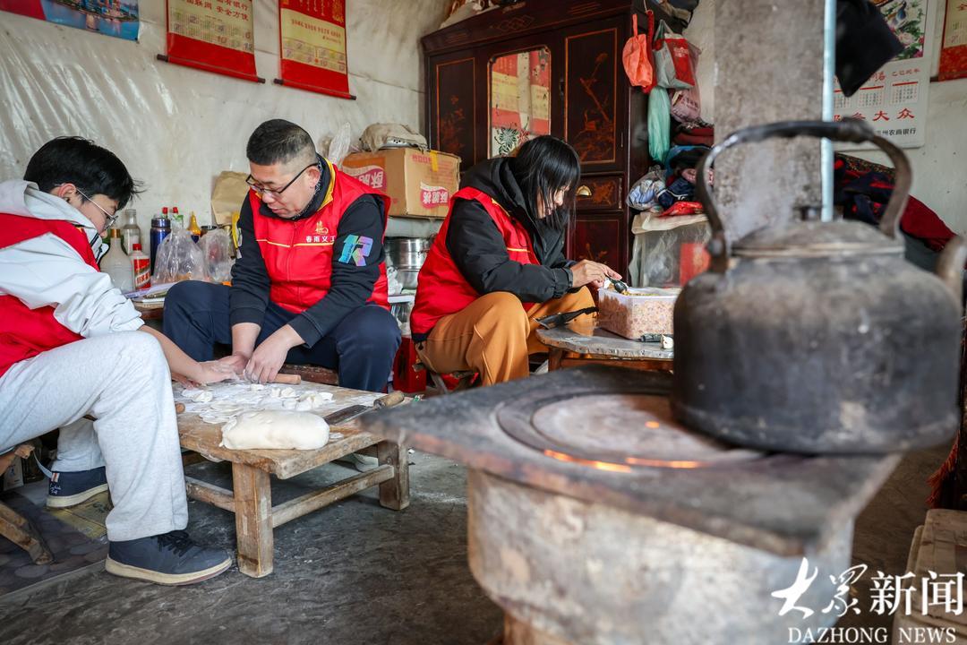 志愿者聚在一起包饺子，与老人一起“过小年”。