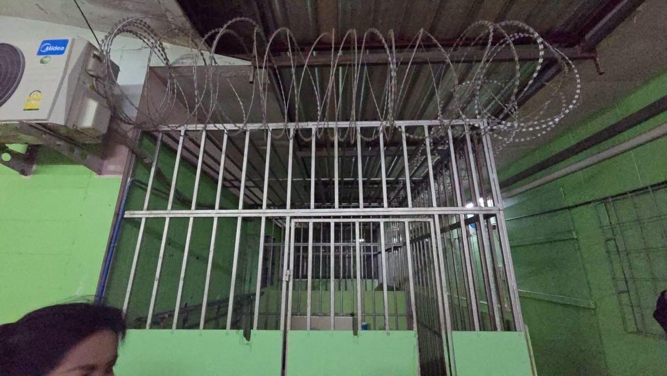▲涉事照护中心用铁网、栏杆封住床位