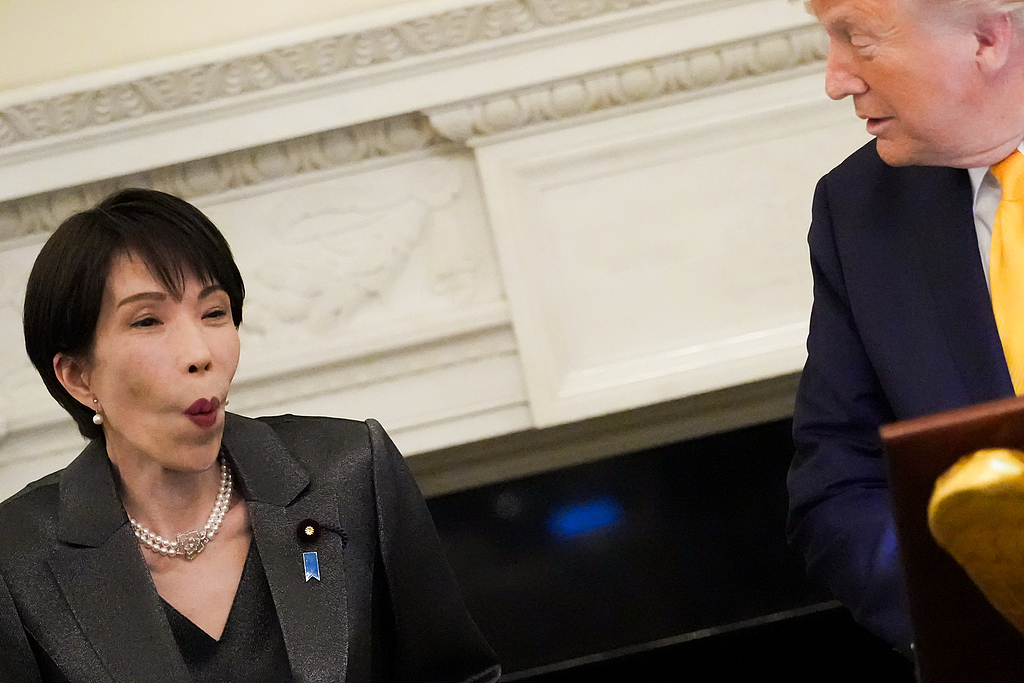 当地时间2026年3月19日，美国华盛顿，日本首相高市早苗在白宫国宴厅晚宴上对美国总统特朗普的讲话做出反应。（视觉中国）