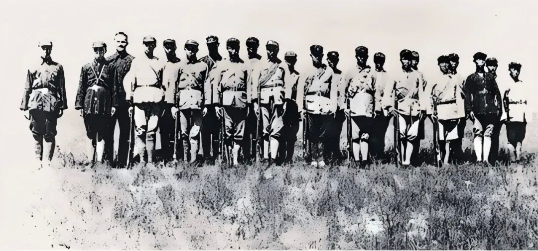 1936年，美国记者斯诺（左三）在宁夏与红军合影，其中有强渡大渡河的十七勇士。（新华社资料图）