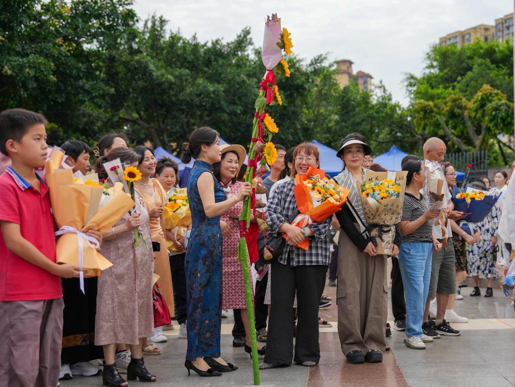 6月9日,在四川德阳什邡中学考点,家长等待考生走出考场。新华社记者 胥冰洁 摄