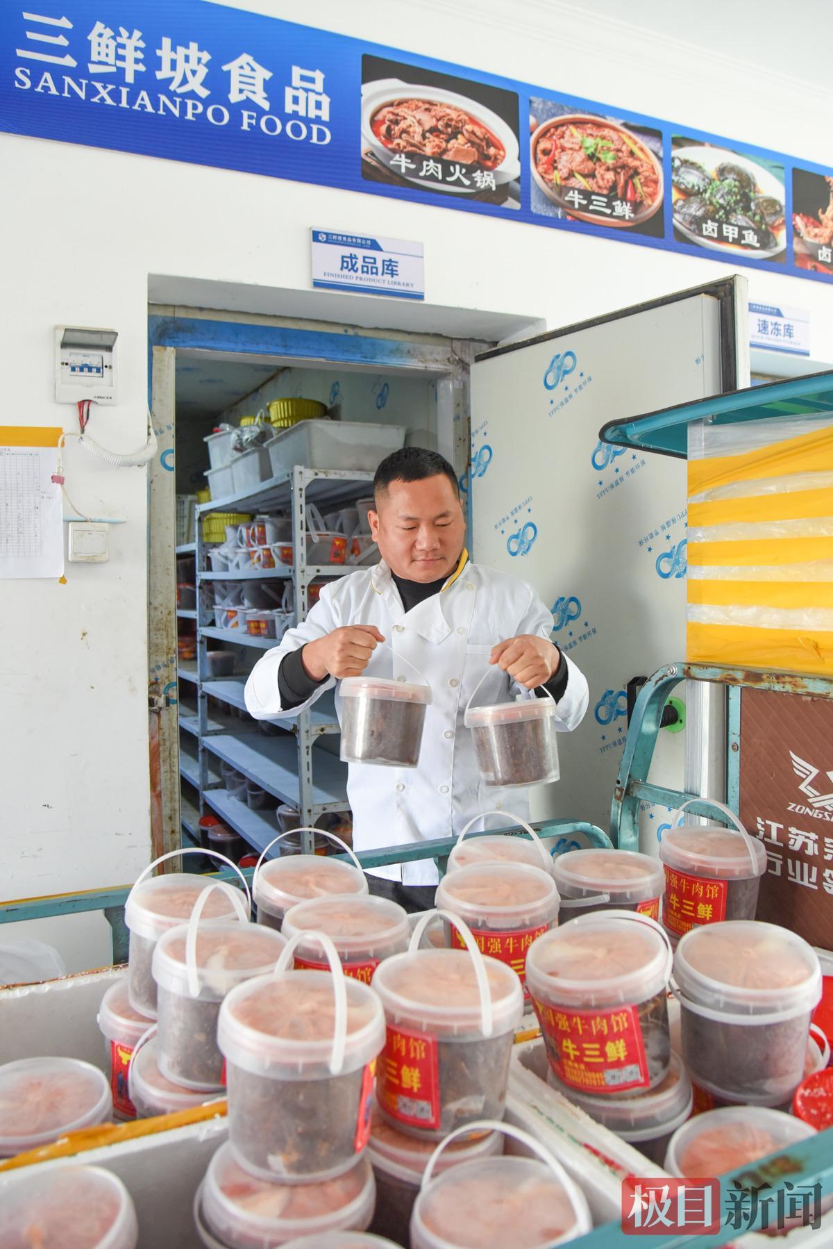 一大早,刘杨就在三鲜坡食品加工车间忙碌。(极目新闻记者 黄志刚 摄).jpg