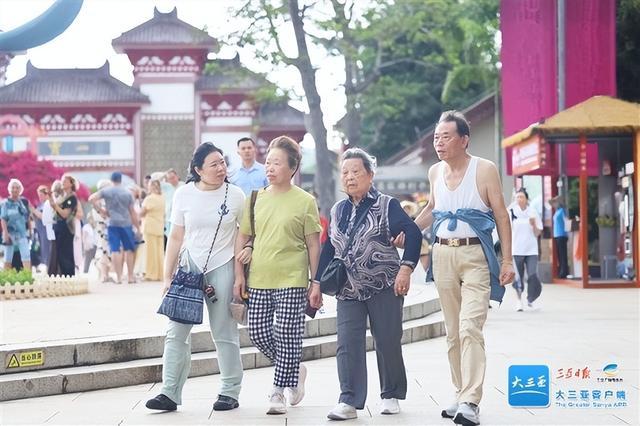 国庆假期过后,中老年游客畅游三亚南山景区。
