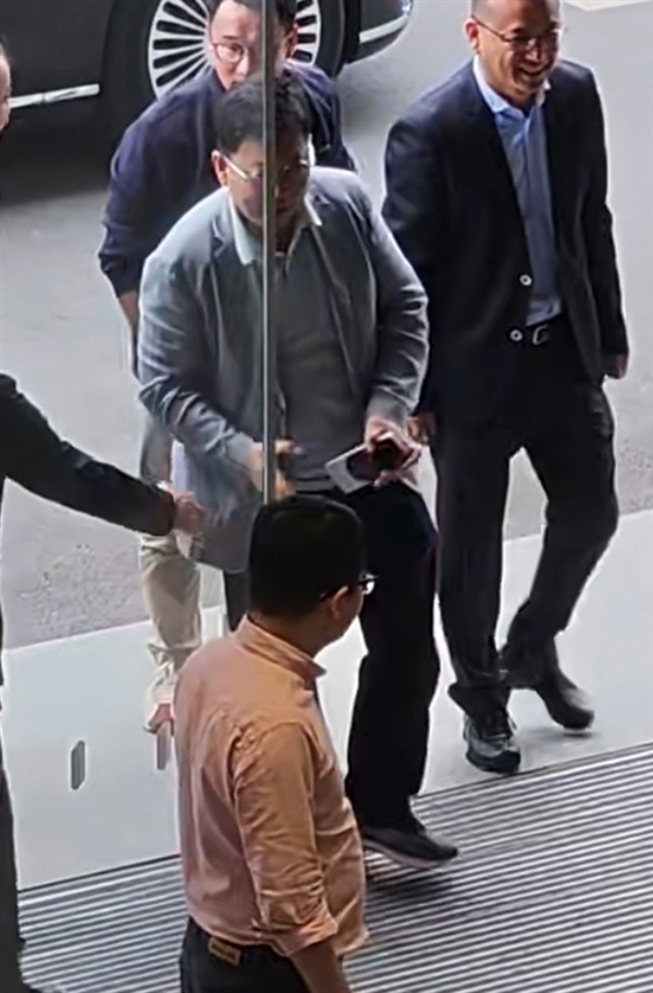 余承东不小心泄密!华为Mate 90系列真机偷跑:拼接式机身+圆形镜头