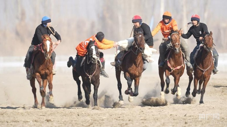 在麦盖提县，首届“刀郎杯”全疆刁羊赛马争霸赛的赛场上，骑手们闻令而动，尽显精湛马背技艺 （央广网发 吾斯曼&middot;麦麦提 摄）