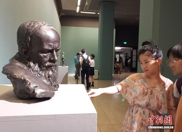 2019年7月28日，参观者在北京中国美术馆欣赏安德烈&middot;卡瓦利丘克作品《陀思妥耶夫斯基肖像》。中新社记者 杜洋 摄