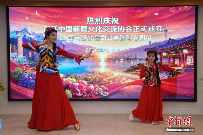 3月7日，在韩中国新疆文化交流协会成立大会上，麦祖娜和妹妹表演新疆舞。受访者供图