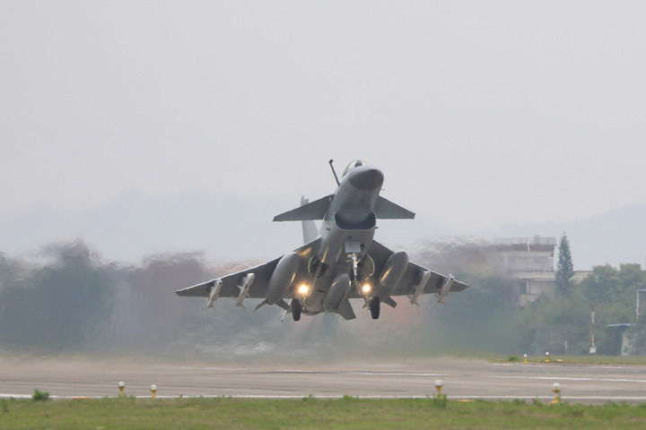 2023年4月8日,东部战区圆满完成环台岛战备警巡和“联合利剑”演习。这是歼击机挂弹起飞。新华社发(王紫箫 摄)