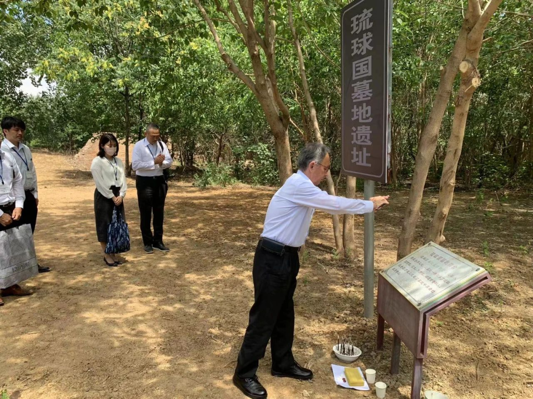▲玉城丹尼2023年来到中国“琉球国墓地遗址”祭拜。(图源:网络)