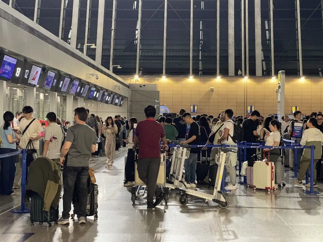 “史上最火中秋” 公务舱、金银卡等VIP柜台都排长队!