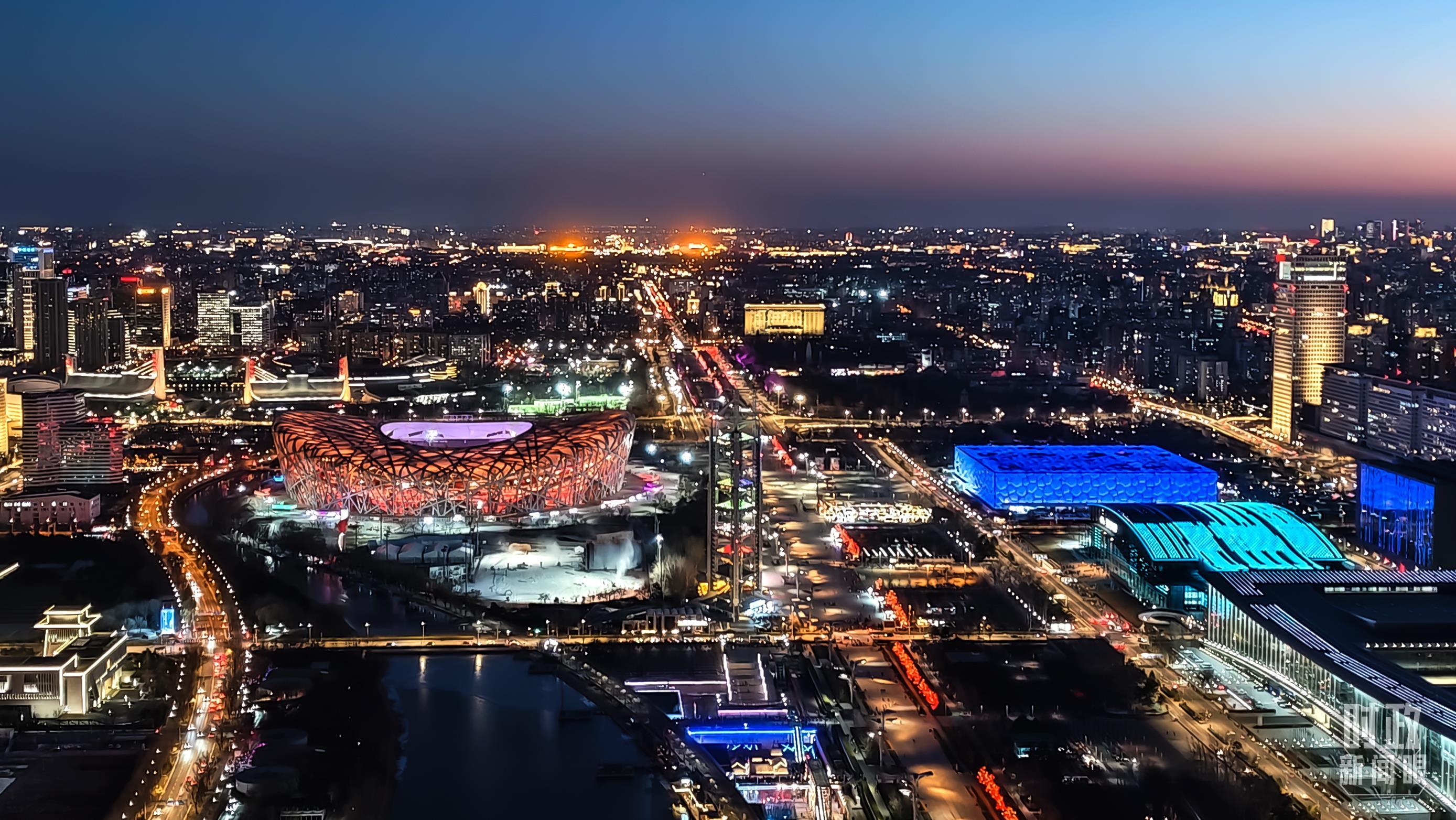 △从奥林匹克塔俯瞰北京。（总台央视记者闫耀东拍摄）