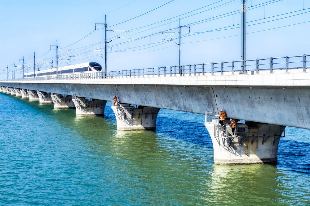 春运期间，列车驶过沪苏湖高铁元荡湖段。