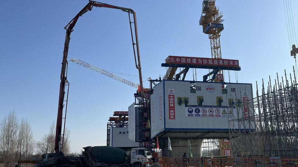 在中铁二十一局集团有限公司项目部施工现场，兰张高铁跨石羊河连续梁正在进行施工作业。新华社记者李杰 摄