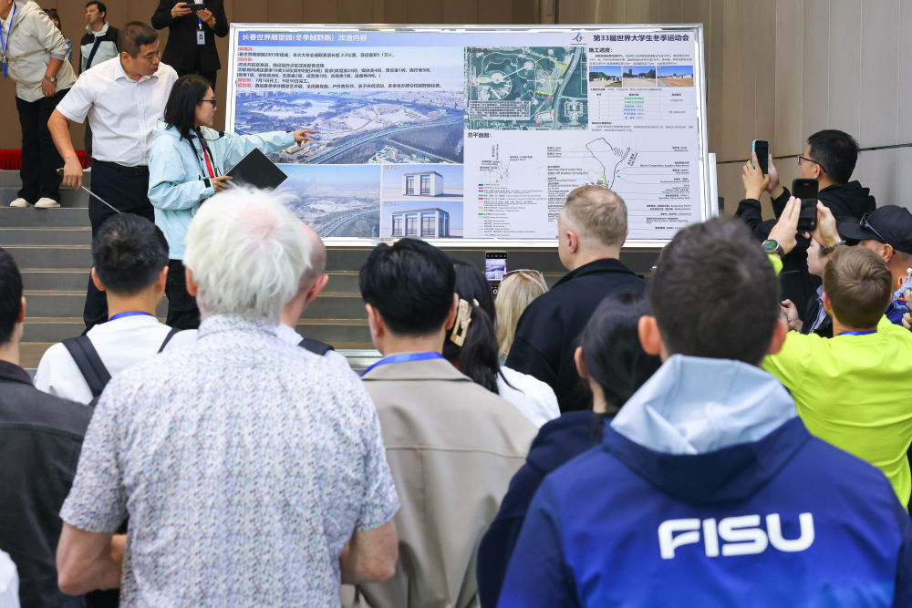 9月15日,代表团成员在长春世界雕塑园考察冬季越野跑项目比赛场地。新华社记者 许畅 摄