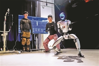 诺亦腾机器人的工作人员演示通过动作捕捉技术控制的协作机器人。 供图/新华社