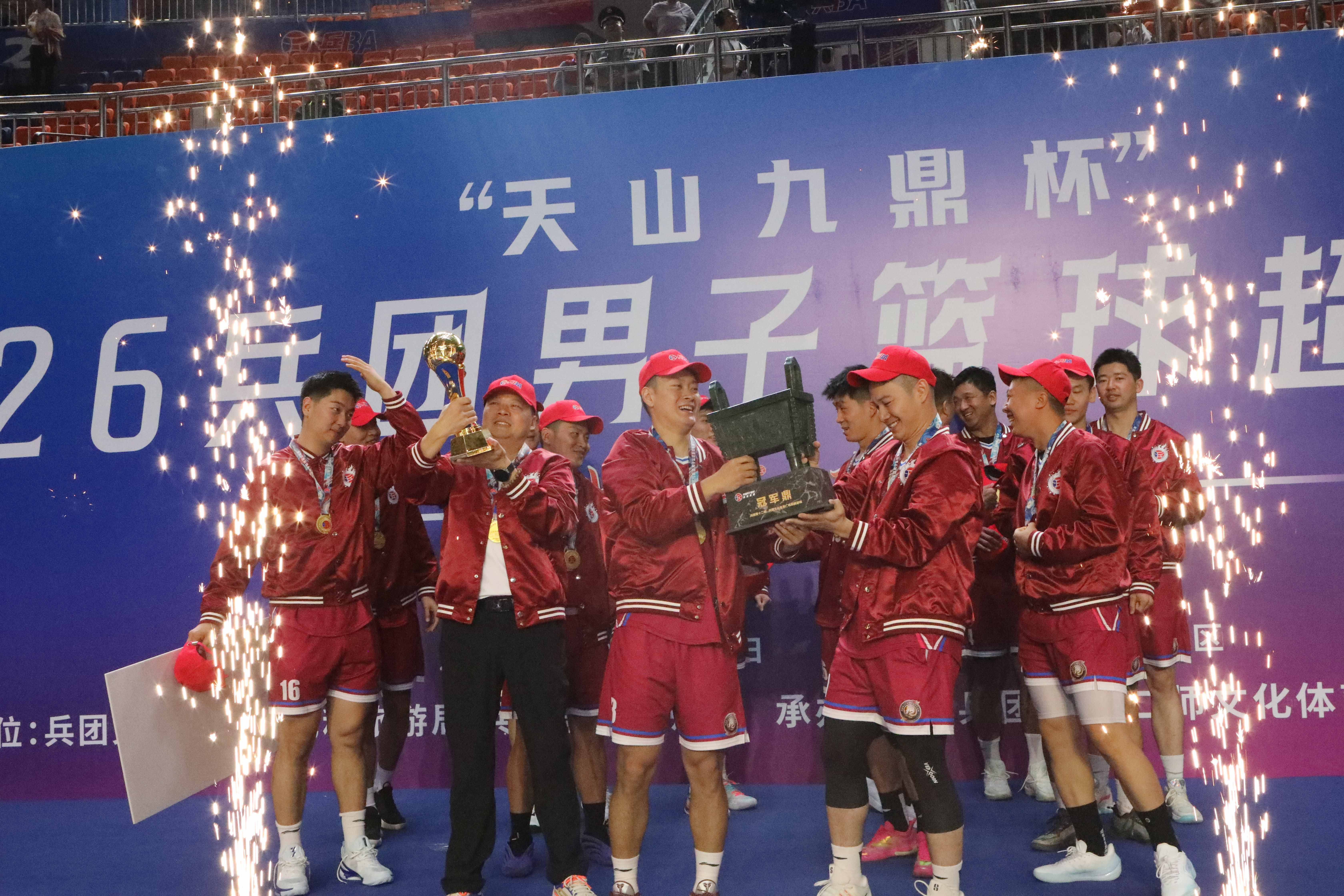 决赛冠军队伍。胡杨网记者 李雨浪 摄.jpg