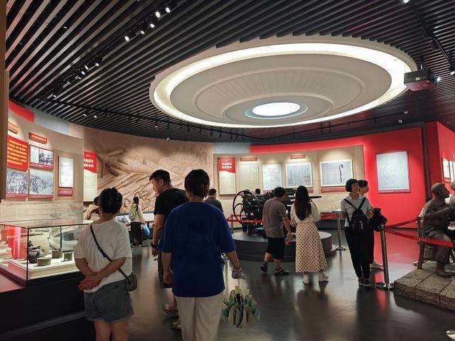 游客在东江纵队纪念馆参观。