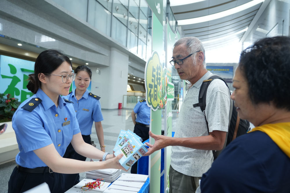 6月18日，在福州南站活动现场，台湾旅客参与互动。新华社发