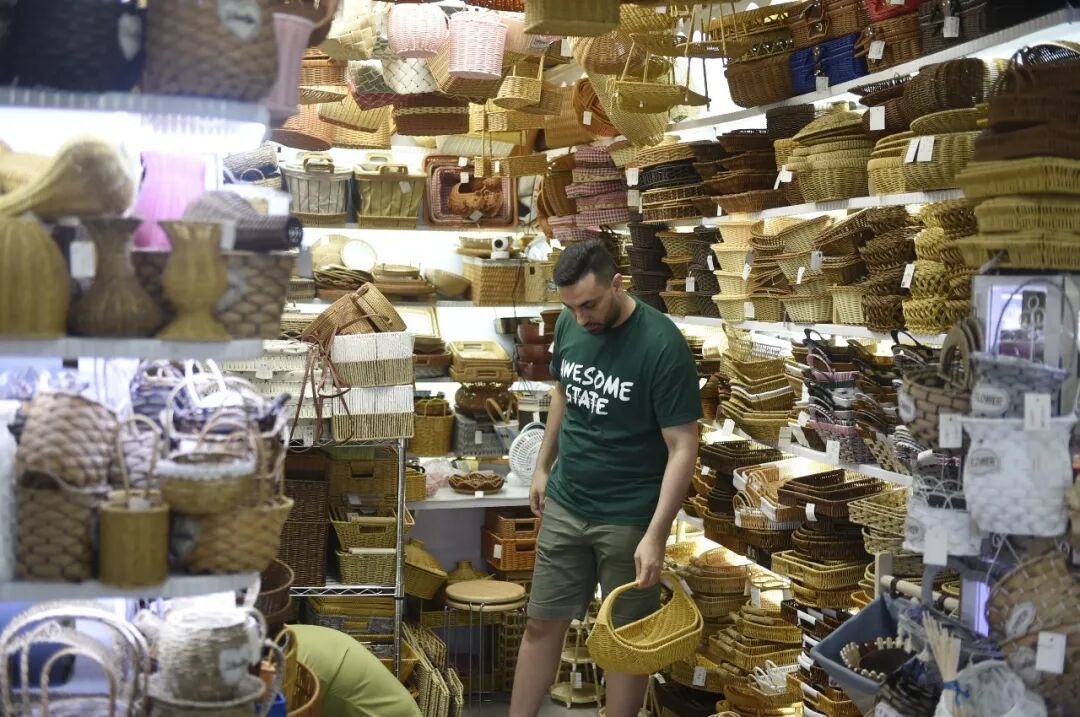 2025年10月14日,外国客商在义乌国际商贸城一区市场的商铺内选购商品/新华社记者 鲁鹏 摄