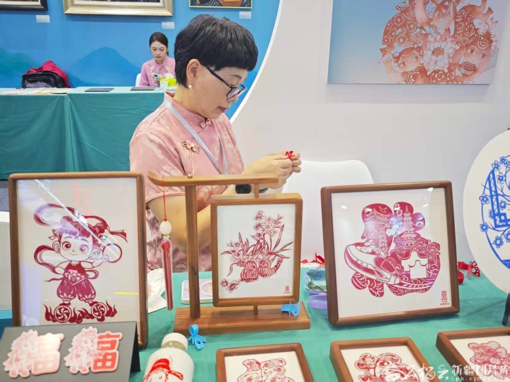 张薇在活动现场制作剪纸。天山网-新疆日报记者 宋海波摄