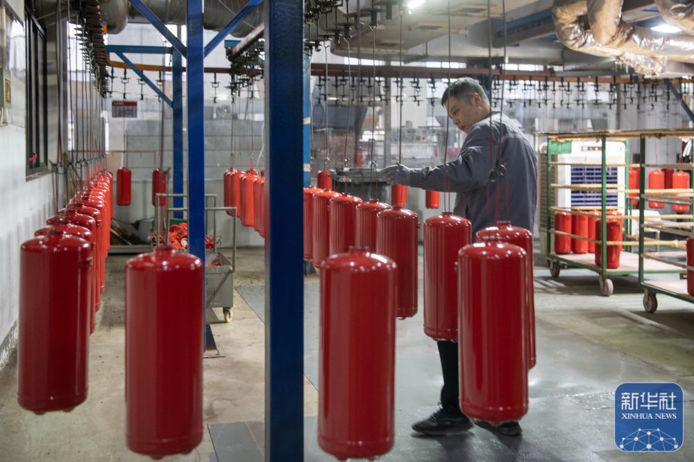 ↑ 2月24日,在位于浙江省余姚市黄家埠镇的宁波凯旋消防器材有限公司生产车间,员工在检验消防器材零件。新华社发(张辉摄)